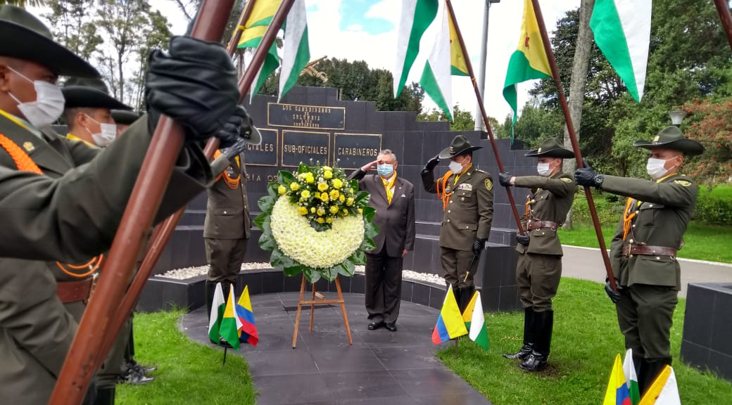 Autoridades realizando ofrenda floral en evento de reconocimiento
